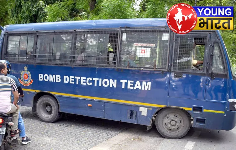 Delhi : मौलाना आजाद मेडिकल कॉलेज और CM सचिवालय को धमकी भरा ईमेल, सुरक्षा एजेंसियां अलर्ट | यंग भारत न्यूज