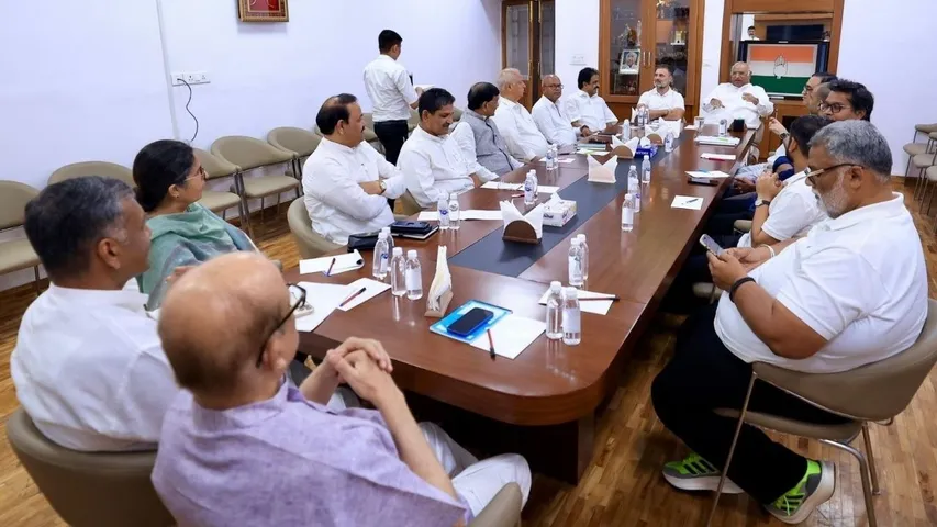 Rahul Gandhi and Kharge (3)