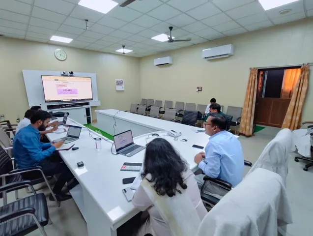 फेसबुक लाइव में एनीमिया मुक्त जनपद अभियान में शामिल महिलाओं के पुरस्कार की घोषणा करते डीएम धर्मेंद्र प्रताप सिंह, साथ में सीडीओ डा अपराजिता सिंह सिनसिनवार