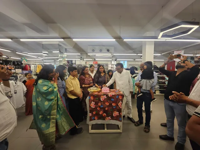 कच्चा कटरा स्थित माल में केक काटकर बेटी परी का जन्मदिन मनाते