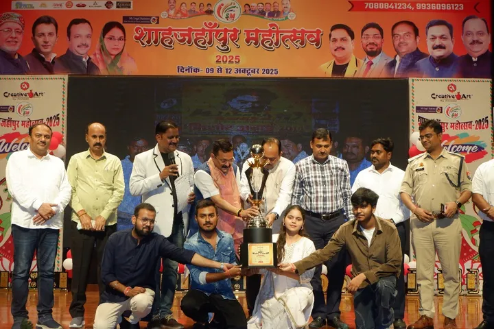 हरदोई की इशिता तिवारी को किशोर अवार्ड की विजेता ट्राफी प्रदान करते एमएलसी डा सुधीर गुप्ता, डीसीबी चेयरमैन डीपीएस राठौर, नगर आयुक्त डा विपिन मिश्रा