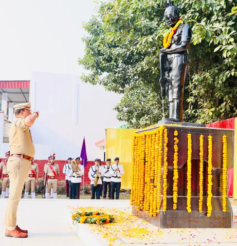पुलिस स्मृति दिवस पर पुलिस लाइन में स्मृति दिवस स्थल पर सैल्यूट करते पुलिस अधीक्षक राजेश द्विवेदी