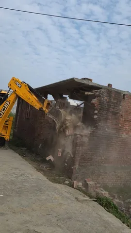 बीडीए के बुल्डोजर से ध्वस्त होती हुई अवैध कॉलोनी