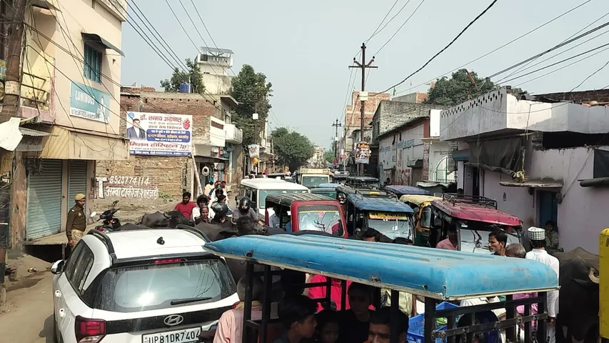 राजघाट चौकी के पास टूटी पुलिया से यात्रियों की बढ़ी परेशानी, घंटों लगता जाम