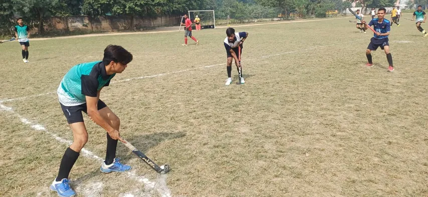 शाहजहांपुर में जीएफ कालेज मैदान पर हाकी खेलते मंडल के महाविद्यालयों के खिलाडी