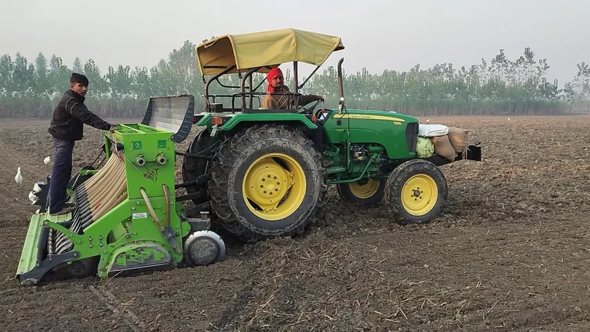 महंगाई की मार, फिर भी खेत में प्यार – किसान जारी रखे मेहनत