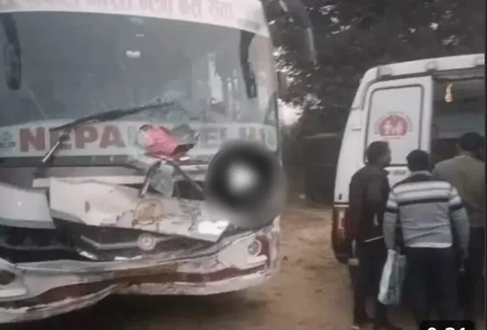 एलाज को लखनऊ जा रही एंबुलेंस में टूरिस्ट बस ने मारी टक्कर, शाहजहांपुर के युवक और उसकी मां की दर्दनाक मौत 3 लोग घायल