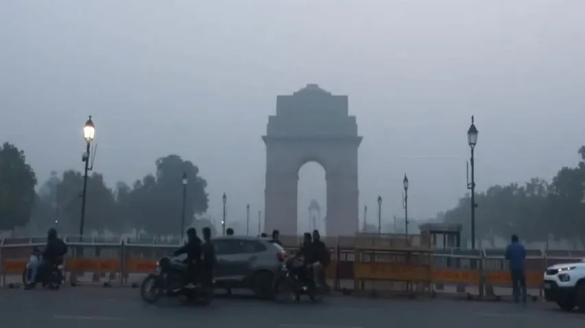 polluted India Gate