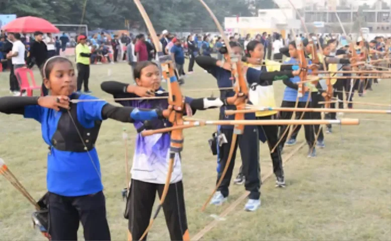 तीरंदाजी को निशाना साधती महिला खिलाडी