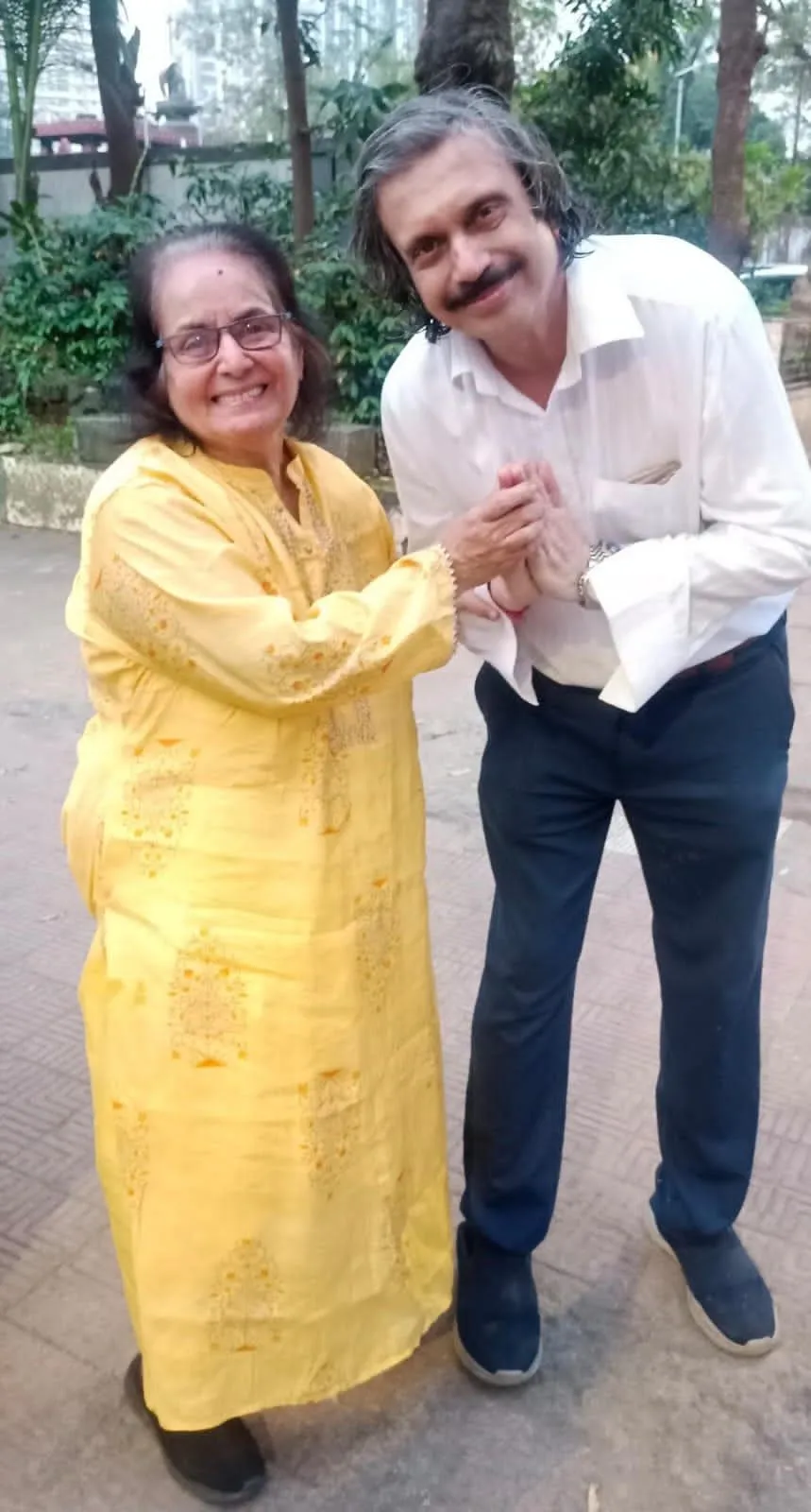 Veteran famous dancer-actress Jeevankala Kelkar with sr journalist Chaitanya Padukone