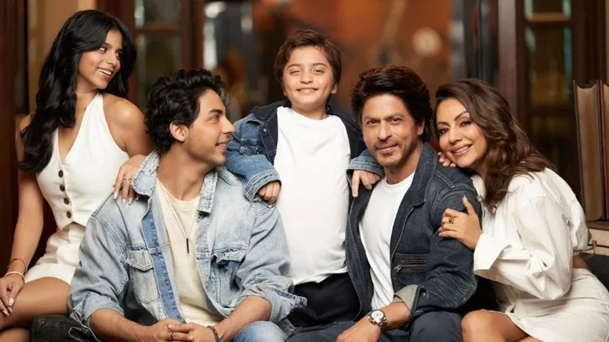Shah-Rukh-Khan-poses-with-his-family