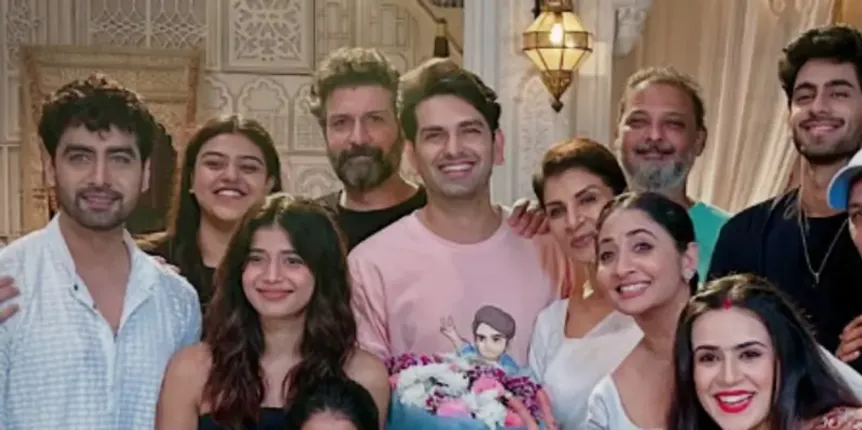 3057-rahul-sharma-with-the-cast-of-yrkkh