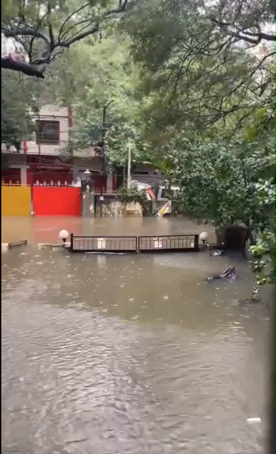 আজ চলছে দমকা হাওয়া, আর ঝিরঝিরে বৃষ্টি