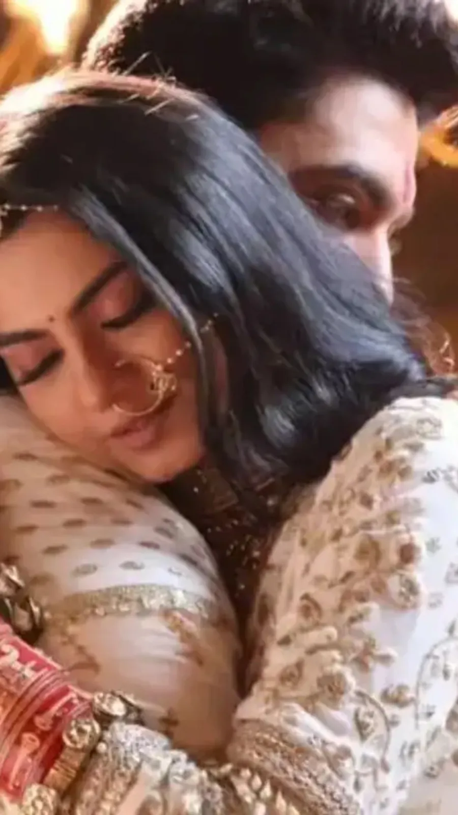 तभी अभीरा सबके सामने आकर उन्हें अच्छे से समझा देती है.