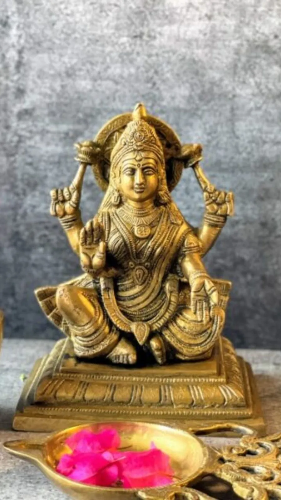 मां लक्ष्मी को प्रसन्न करने के लिए दक्षिण दिशा में रखें ये चीजें