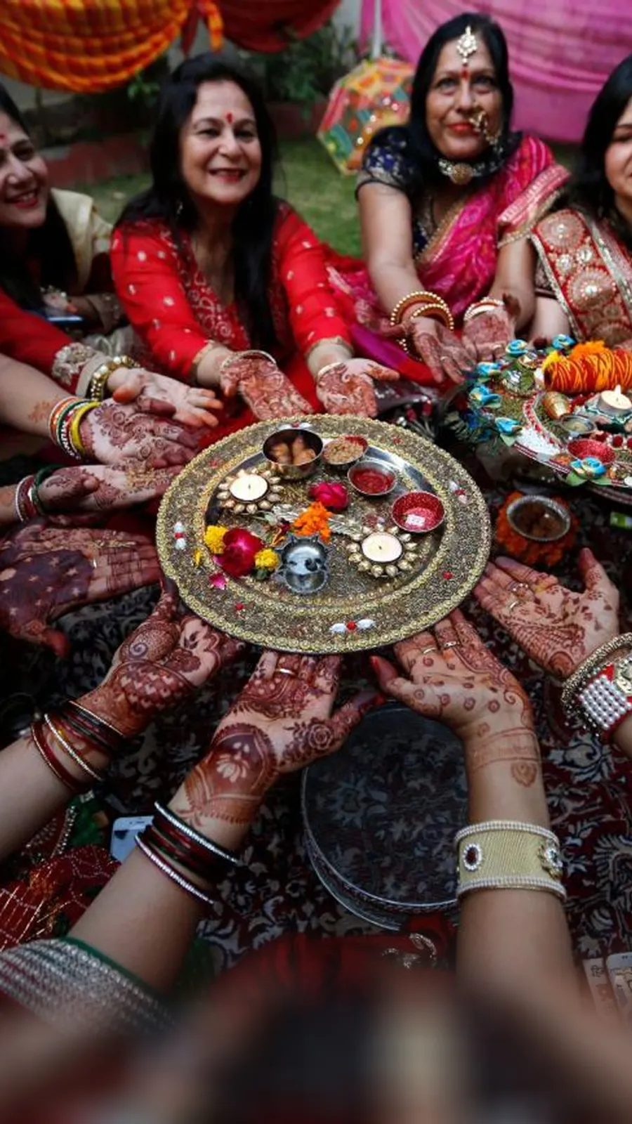Karwa Chauth पर दें वाइफ को ये सौगात, फेस पर आ जाएगी मुस्कुराहट