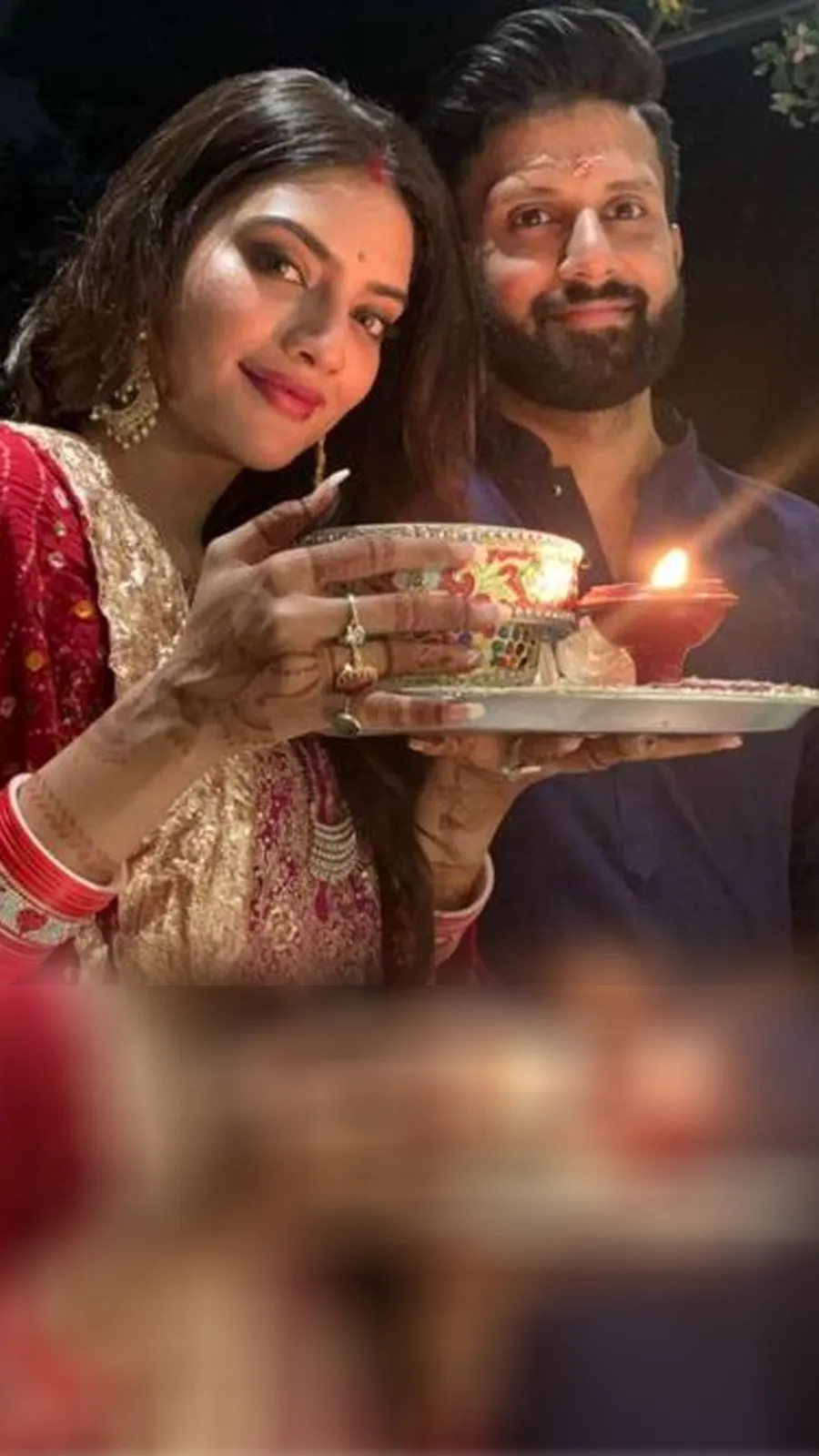 Karwa Chauth पर दें वाइफ को ये सौगात, फेस पर आ जाएगी मुस्कुराहट