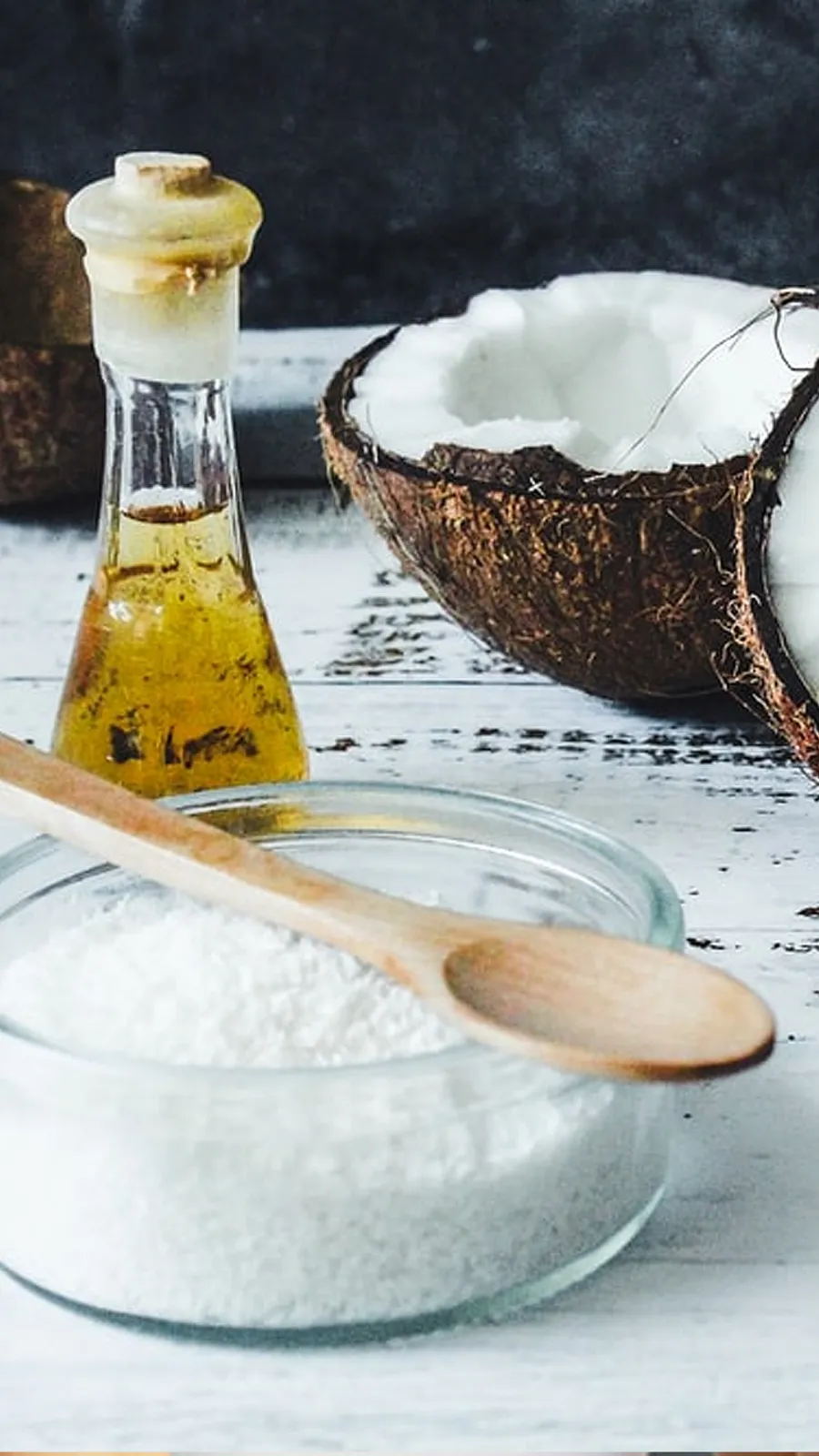गले में हो रही है खराश, Coconut Oil के गरारे करने मिलेंगे गजब के फायदे