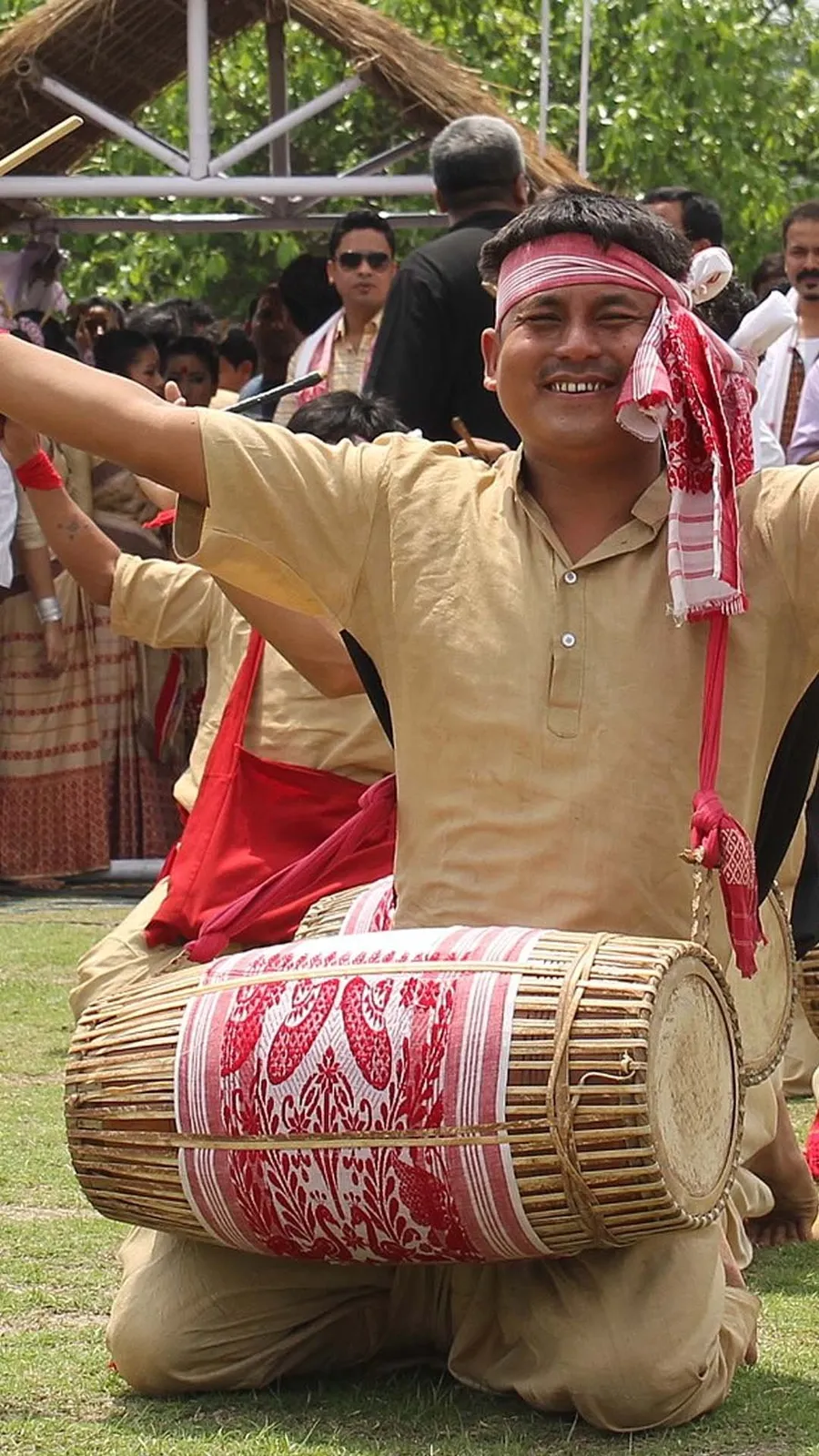 <p><em>‘Dhol’ </em>is a cylindrical wooden drum and is beaten with a bamboo stick and hand to emit a strong, thumping sound. It is one of the most significant parts of Assamese folk culture. It infuses life into the otherwise melodious music with its thundering musical support.</p>