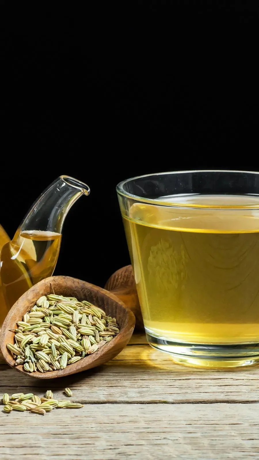 <p>The antacid properties of saunf may help in reducing acidity and heartburn. Drinking saunf water on an empty stomach might help soothe the stomach lining and alleviate discomfort</p>