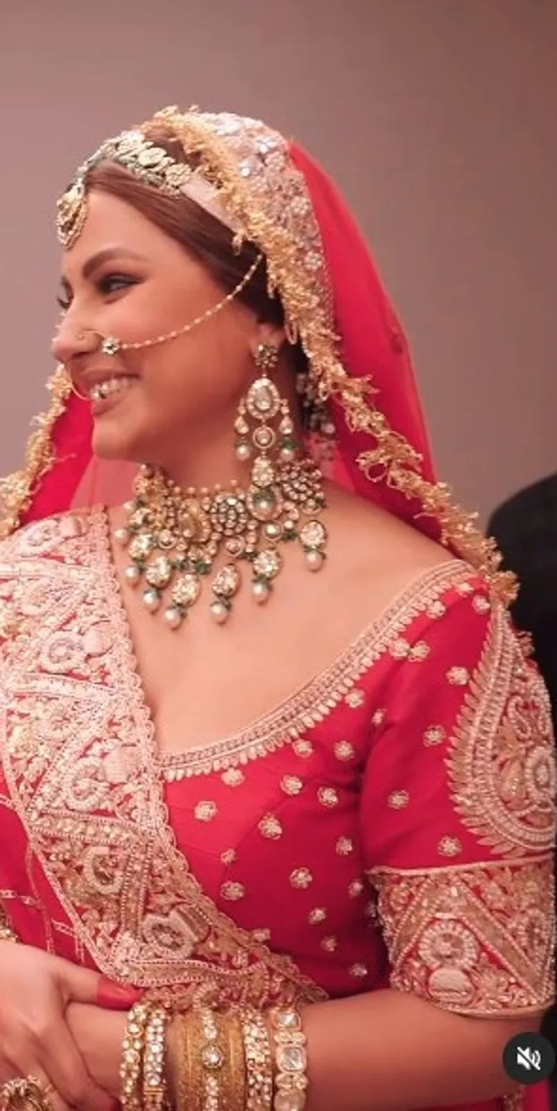 एक्ट्रेस लाल लहंगे में काफी सुंदर लगीं।