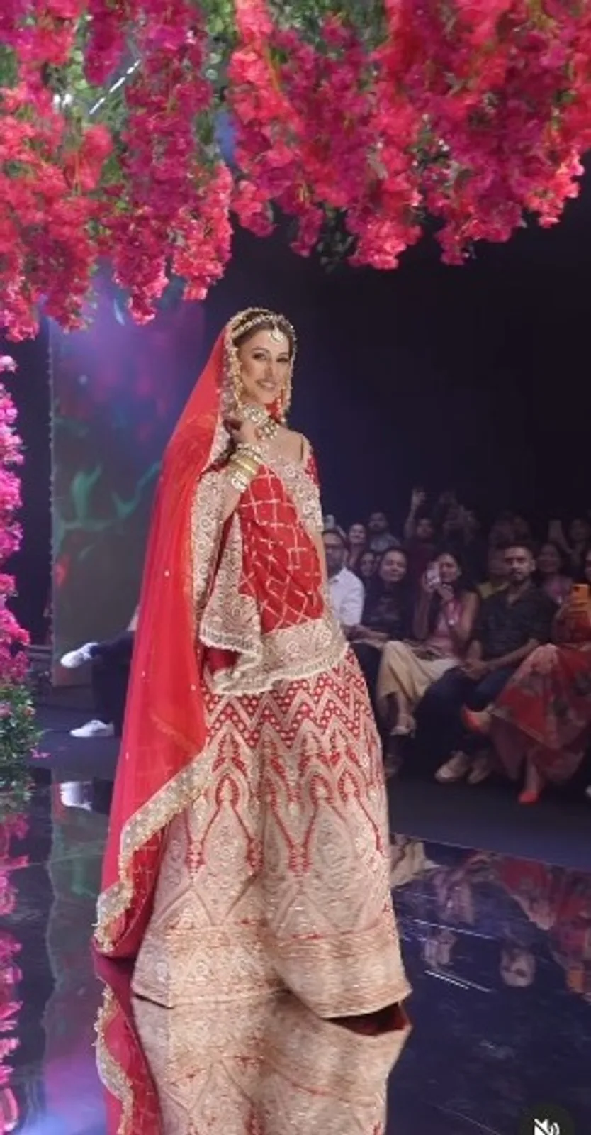 हिना खान हाल ही में एक फैशन वीक में शामिल हुईं। इस दौरान हिना खान लाल जोड़े में दुल्हन बनकर रैंप पर उतरीं।