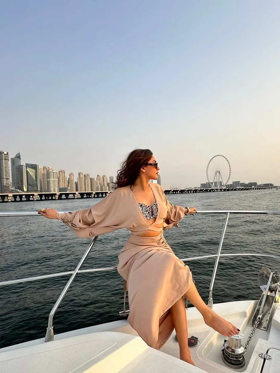 Golden hour hits different at sea 🌅...Wearing @label_bella_d 🤎🛥️ @skywalkeryachts @visit.duba (2)