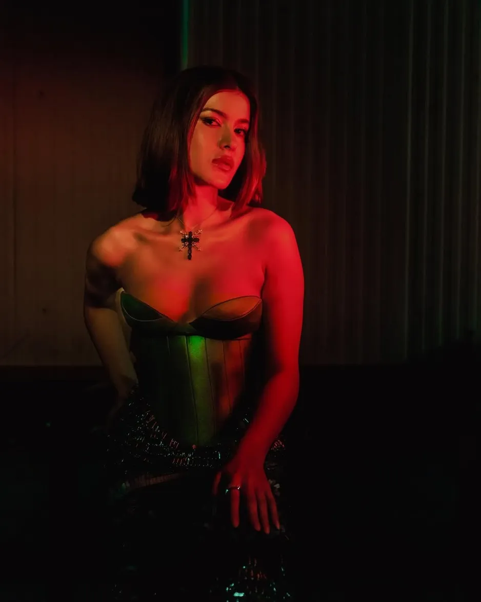 @shanayakapoor02 in @georgeshobeika Emerald Crucifix- @tarafinejewelleryRings - @tarafinejewelle (4)