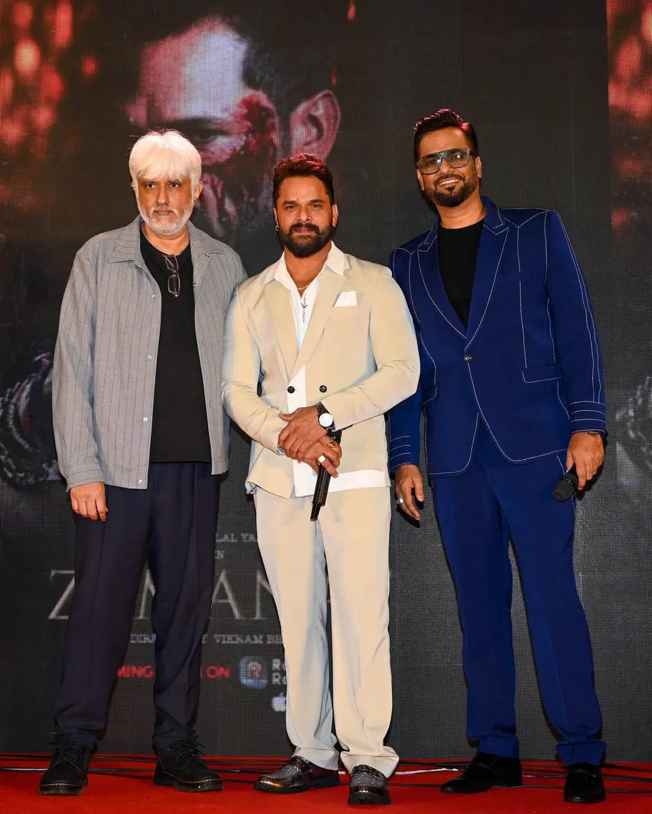 003. Vikram Bhatt with Khesari Laal and Kranti Shanbhag NZ6_6028
