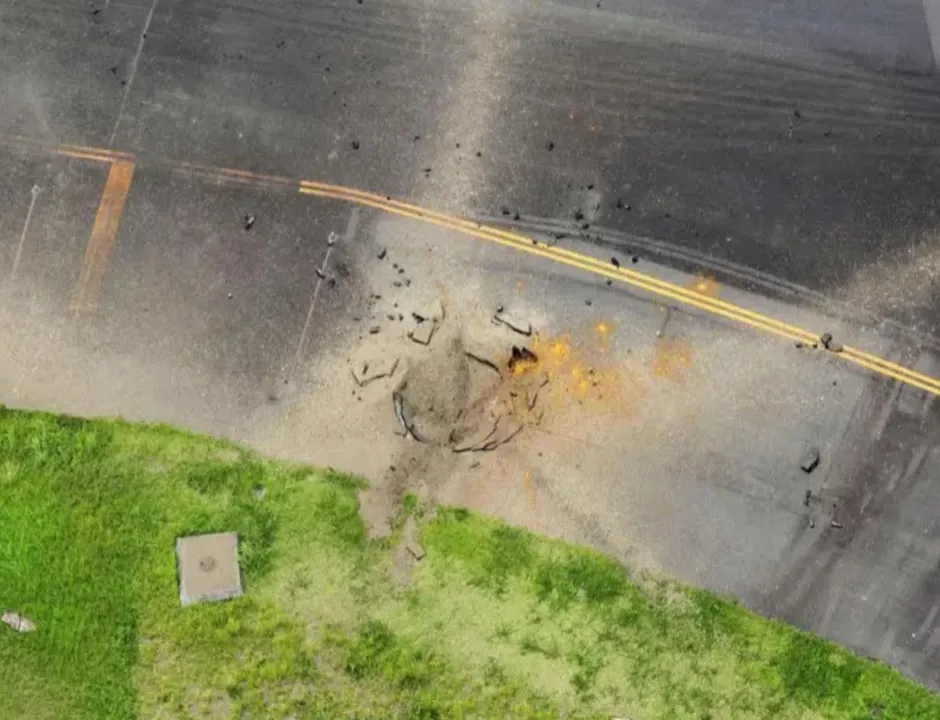 মাটির নিচে চাপা পড়েছিল দ্বিতীয় বিশ্বযুদ্ধের সময়কার বোমা, হঠাৎ ফেটে বিপত্তি, ৮৭ টা ফ্লাইট বাতিল