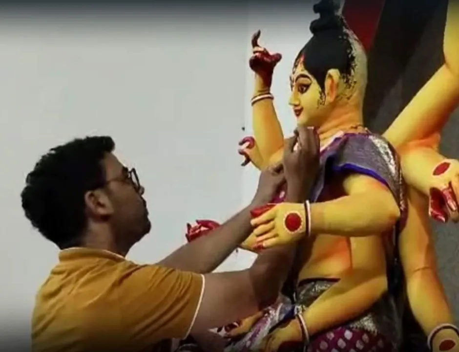 আরজিকর কাণ্ডের প্রতিবাদে নিজের হাতের দুর্গা প্রতিমা গড়লো চিকিৎসক