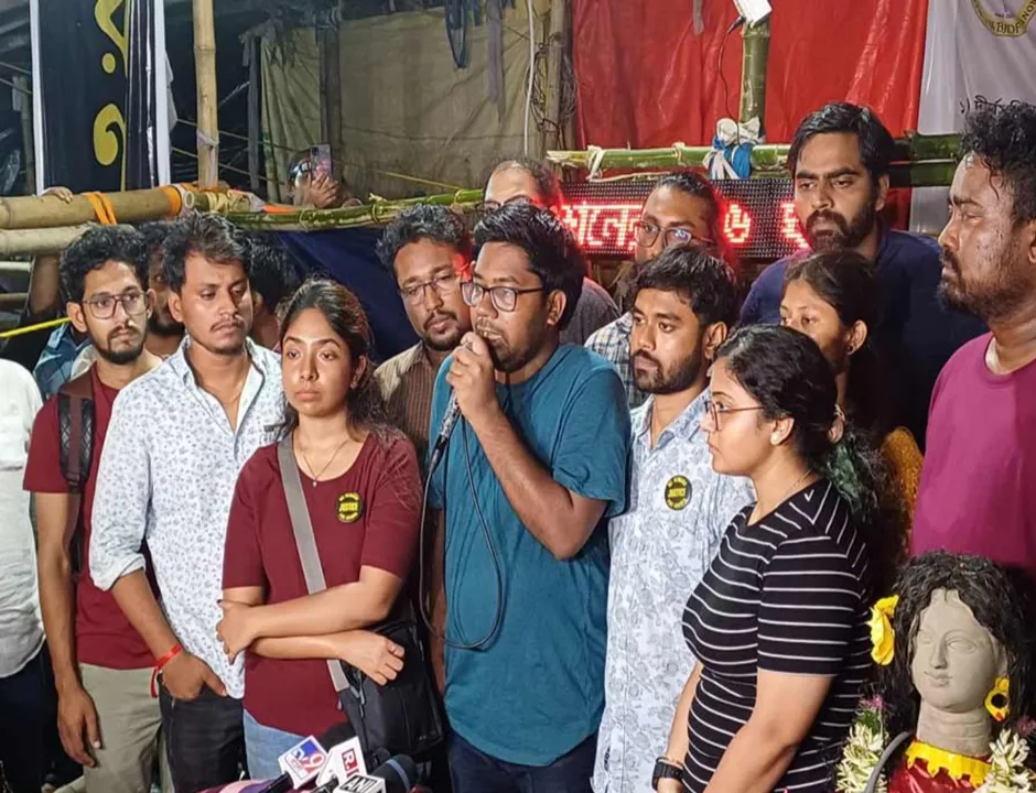 বিরাট ব্রেকিং : রাজ্য প্রশাসনের কথায় নয়, নিহত চিকিৎসকের বাবা-মায়ের অনুরোধে আমরণ অনশন প্রত্যাহার জুনিয়র চিকিৎসকদের