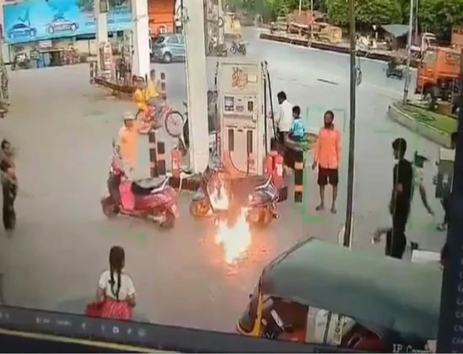 পেট্রোল পাম্পে আগুন ধরিয়ে দিল মদ্যপ যুবক! দেখুন ভাইরাল ভিডিও