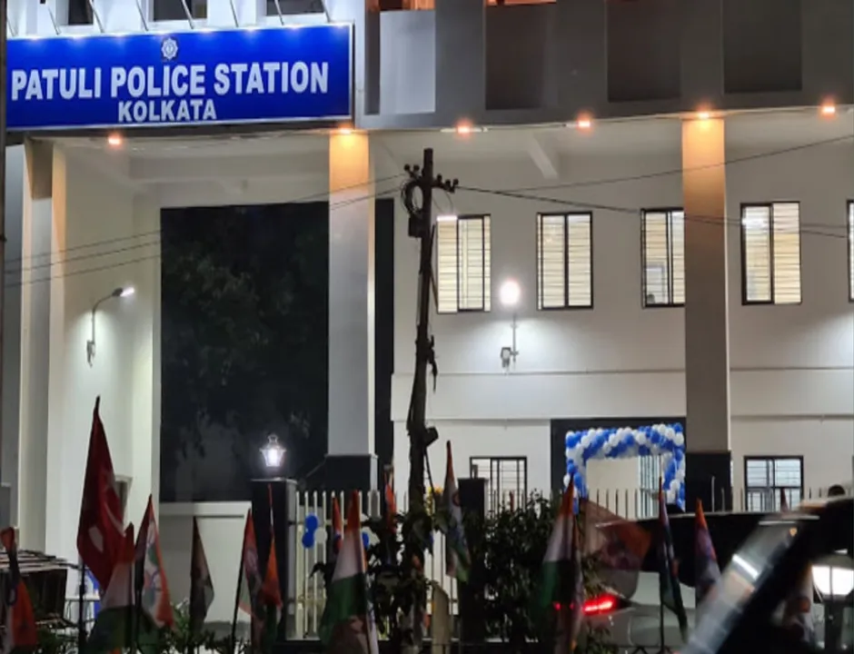 উত্তপ্ত পাটুলি : বিজেপি কর্মীর সাথে ধস্তাধস্তি পুলিশের