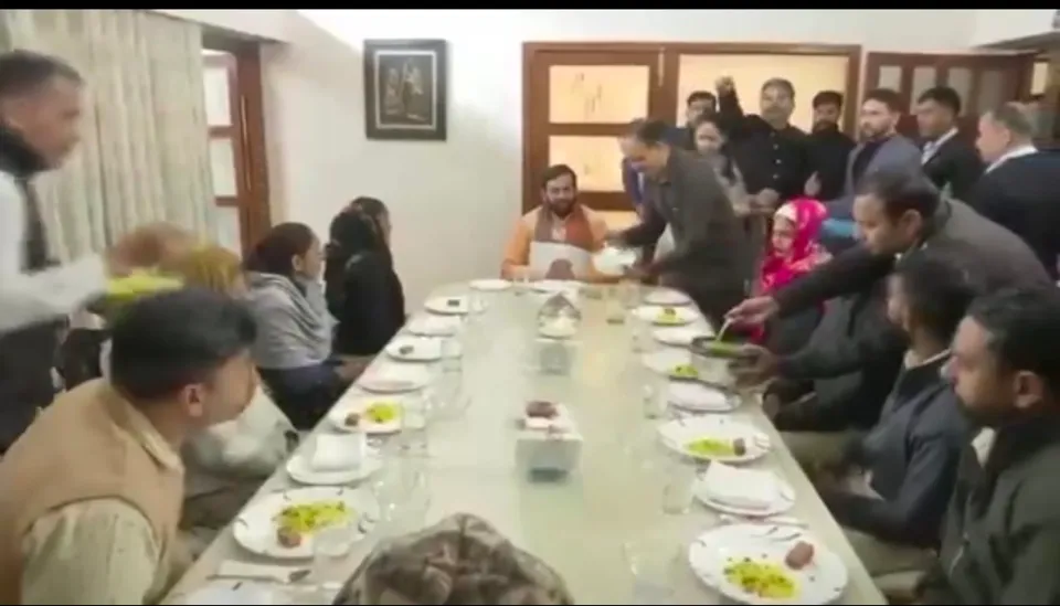 পরিচ্ছন্নতা কর্মীদের সঙ্গে জন্মদিন উদযাপন করলেন মুখ্যমন্ত্রী - দেখুন ভিডিও