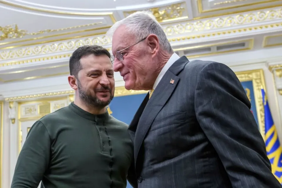 মার্কিন বিশেষ দূতের ইউক্রেন সফর: জেলেনস্কির নেতৃত্বের প্রশংসা