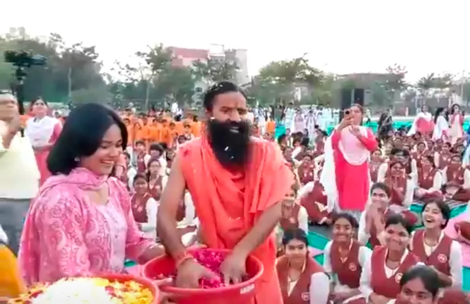 পতঞ্জলি বিশ্ববিদ্যালয়ে ফুলন কি হোলি উদযাপন করলেন যোগগুরু রামদেব- দেখুন ভিডিও