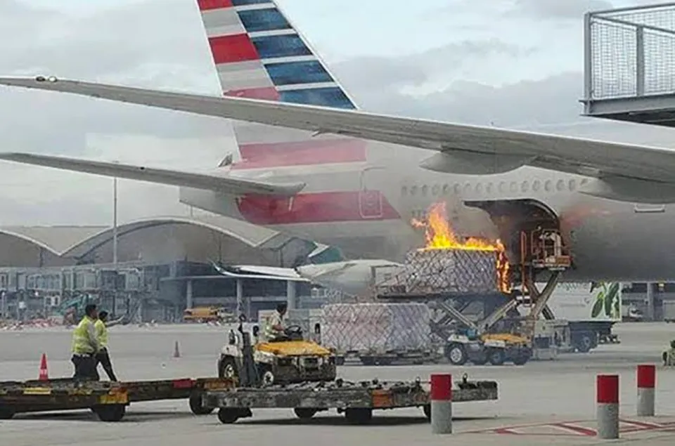 বিমানবন্দরে আমেরিকান এয়ারলাইন্সের বিমানে আগুন - দেখুন ভিডিও