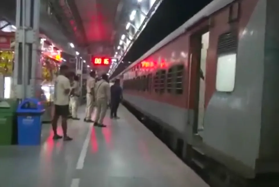 দুর্ঘটনা কাটিয়ে ২০৯ জন যাত্রী নিয়ে মাঝরাতে কামাখ্যা স্টেশনে পৌঁছল কামাখ্যা এক্সপ্রেস!