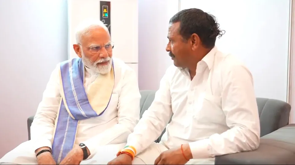 ১৪ বছর খালি পায়ে! মোদির হাতে জুতো পরলেন রামপাল কাশ্যপ