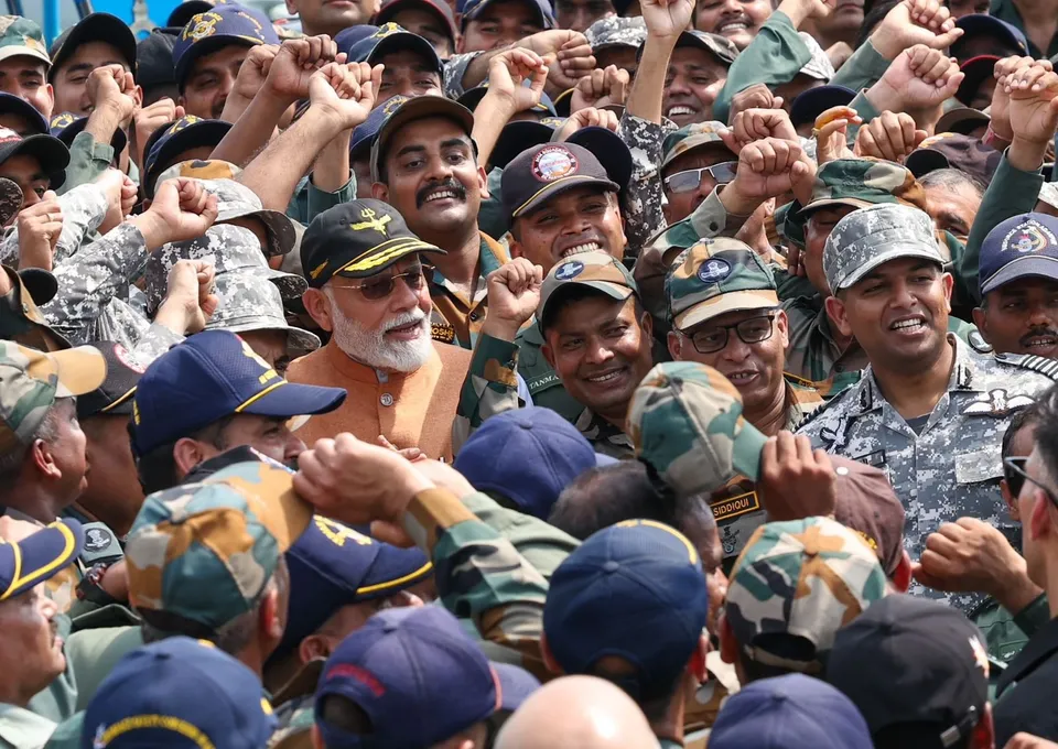 Modi with airforce officer