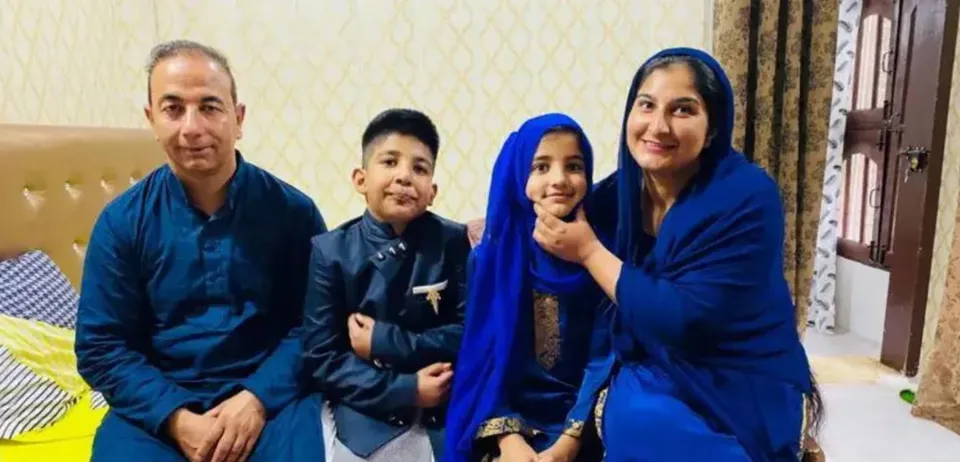 পাকিস্তানের ভারী গোলাবর্ষণে দুই যজম সন্তানকে হারালেন মা। গুরুতর আহত অবস্থায় হাসপাতালে স্বামী।                                                                       kashmiri twins