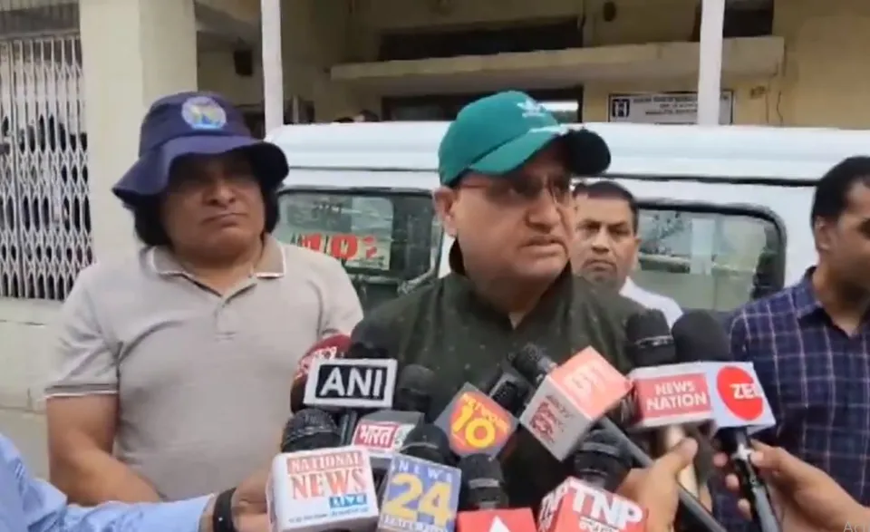 delhi hospital super.JPG