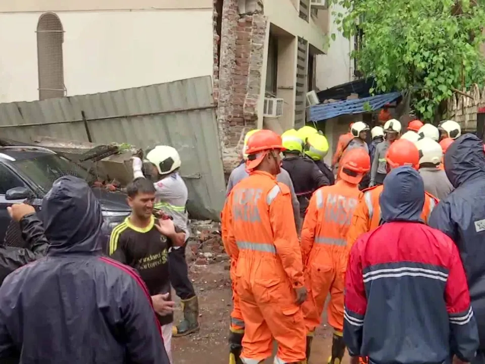 mumbai building collapsed.jpg