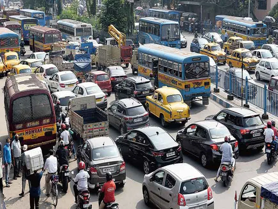 আলিপুর-এর দিক থেকে আসা গাড়িগুলিকে হসপিটাল রোড, ধর্মতলা, চিত্তরঞ্জন অ্যাভিনিউ, শ্যামবাজার পাঁচমাথার মোড়, টালা সেতু, বি টি রোড হয়ে নিবেদিতা সেতুর দিকে ঘুরিয়ে দেওয়া হবে।