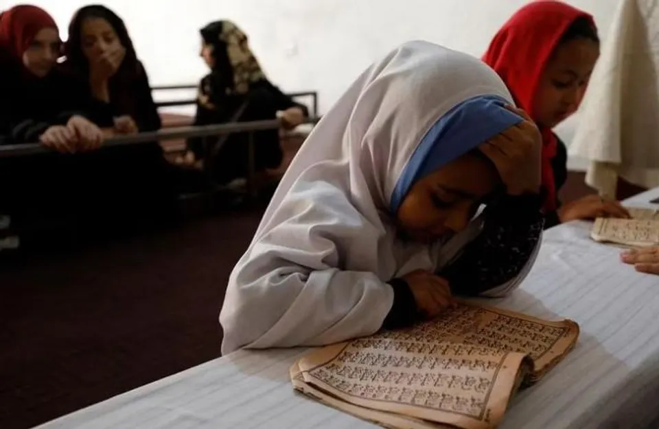 স্বপ্ন ম্লান হয়ে যাওয়ায় আফগান মেয়েরা মাদ্রাসার দিকে ঝুঁকছে