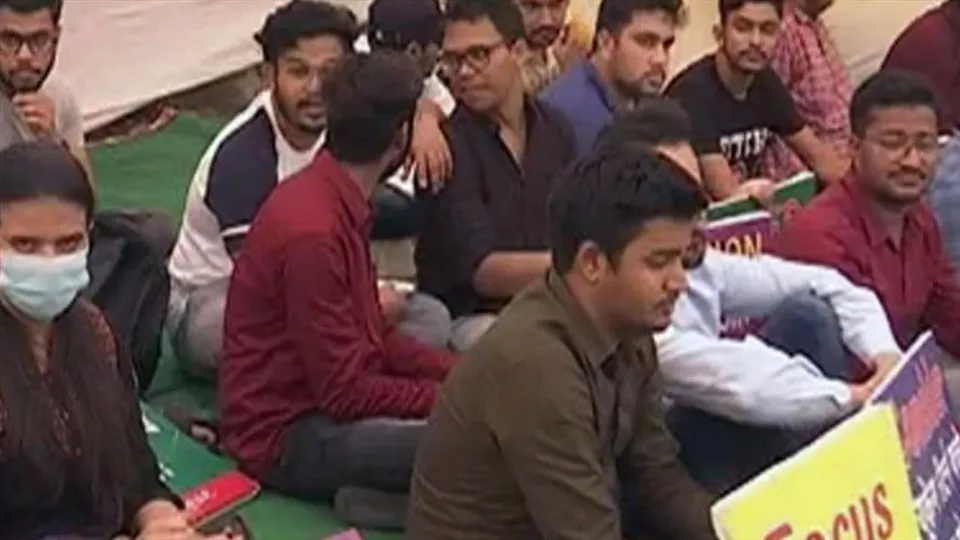 ভারতীয় মেডিকেল কলেজে ভর্তির দাবিতে অনশন আন্দোলনে ইউক্রন ফেরত পড়ুয়ারা