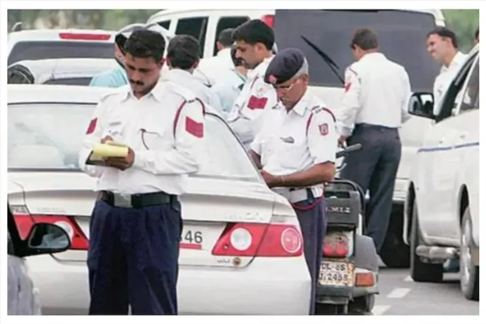 পাঁচ দিনে ৯০০ জনেরও বেশি লোককে জরিমানা দিল্লি ট্র্যাফিক পুলিশের