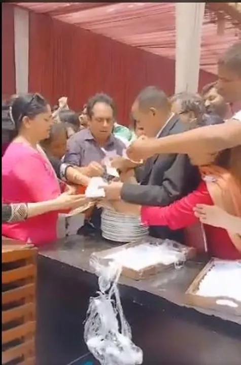 মুখ্যমন্ত্রীর সঙ্গে বৈঠকের পর খাবারের প্লেট পাওয়ার জন্য হুড়োহুড়ি শিক্ষকদের, দেখুন ভিডিও