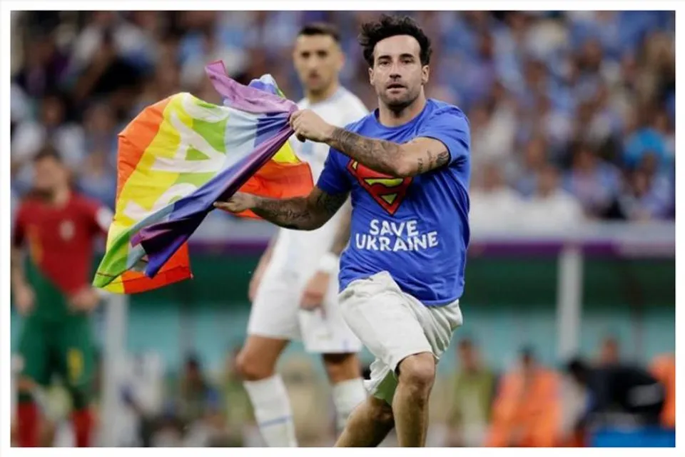 এলজিবিটিকিউ সমর্থনে পর্তুগাল-উরুগুয়ে ম্যাচে ঢুকে পড়লেন এক ব্যক্তি